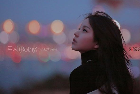 ‘신승훈 제작’ 신예 로시, 베일 벗었다…신비로운 매력 물씬 