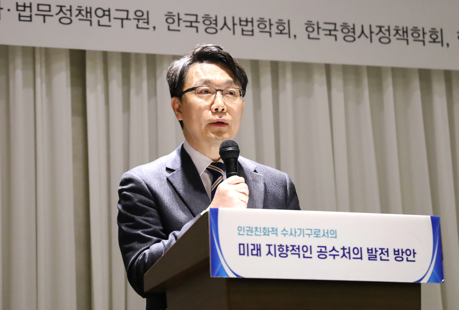 눈물 보인 공수처장…與 “집에 가서 우시라, 사표부터 내고”