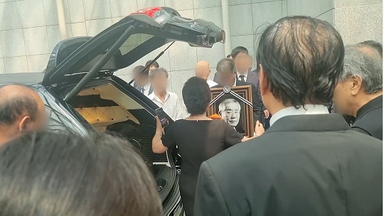 정장 남성 도열하고 조문객은 노래…‘신상사파’ 두목 발인식에 경찰 50여 명 배치