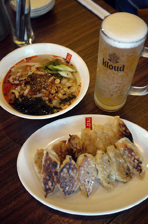 2만원짜리 치킨 대신 3900원짜리 만두가 생맥주와 만났다. 교자루!