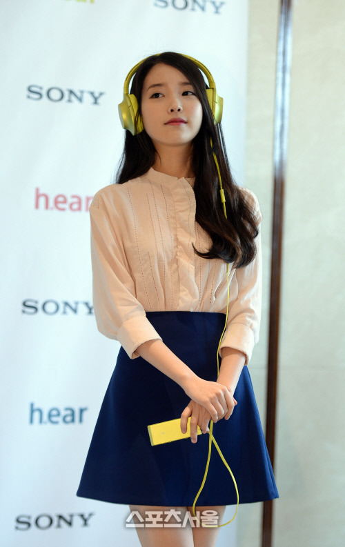 [SS포토] 아이유, 헤드폰 굴욕주는 작은 얼굴