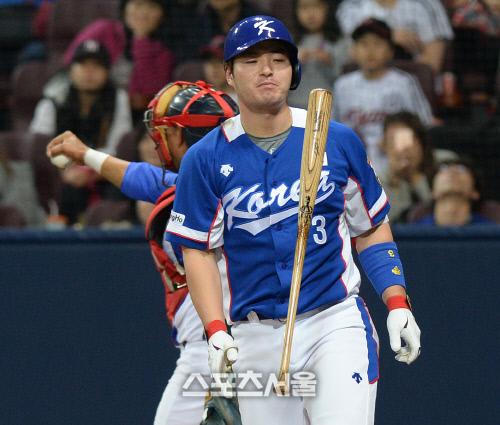 [SS포토] 슈퍼시리즈 박병호, 연속 삼진에 배트를...