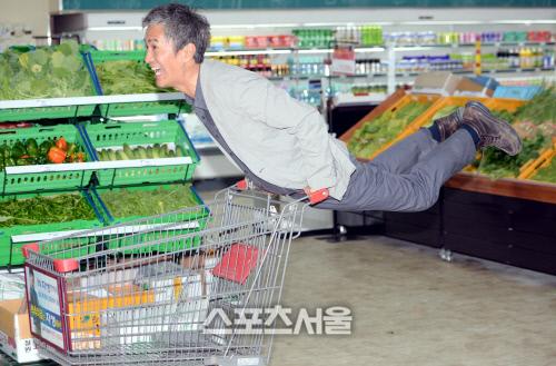 [SS포토]송곳 안내상, 마트 노동자들에게 날개를
