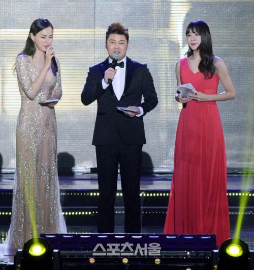[SS포토] 서가대 전현무, 하늬와 하니 사이에서 호강?