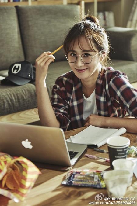 [주간 웨이보 통신] 유리, 동네의 영웅 촬영 현장 컷 속 지적 매력