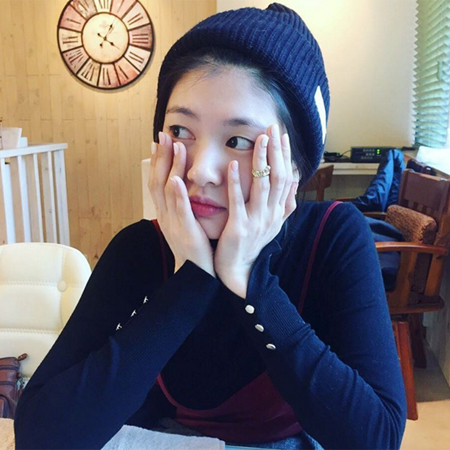[★SNS] 어딜 보는 걸까 정소민, 감싸도 숨길 수 없는 미모