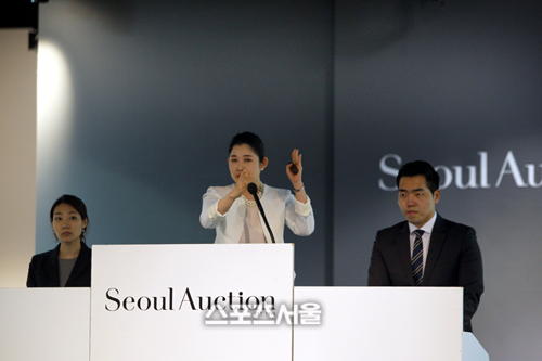 [SS포토] 경매 시작을 알리는 김현희 수석경매사