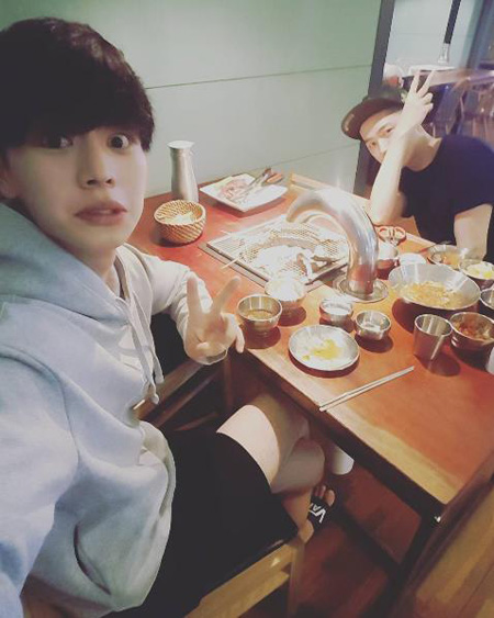 민우랑 양갈비 먹으러~…육성재, 귀여운 표정으로 팬心 홀릭
