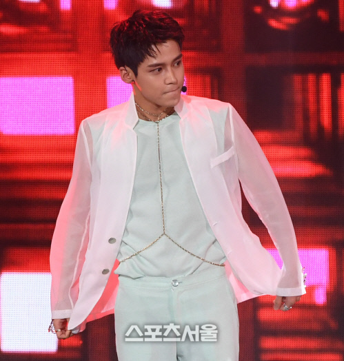 [SS포토] 비트윈 정하, 무대 준비하며 다부진 표정!