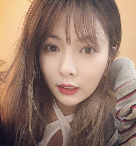 나날이 청순 현아, 뱅헤어 속 빛나는 인형미