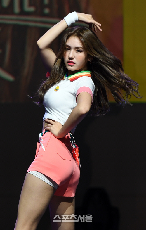 [SS포토]뒤돌아보며 포즈 취하는 아이오아이 전소미
