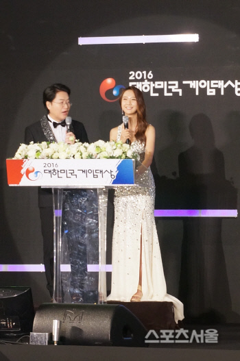 대한민국 게임대상 진행하는 전용준 캐스터, 권이슬 아나운서