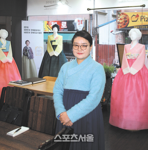 전통미와 현대미의 조화로움 입체 패턴 디자인 제작, 웨딩 한복의 명가