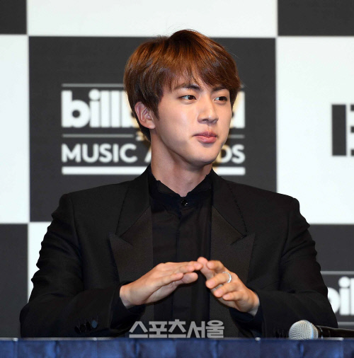 [SS포토]진, 세계최고의 미남이래요~