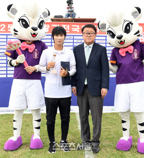 [SS포토]여왕기 고등부 최우수감독상 충주예성여고 권무진 감독