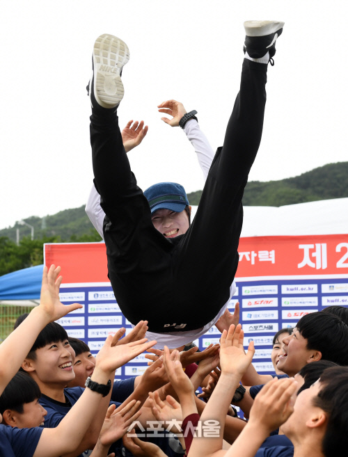 [SS포토]여왕기 우승 권무진 감독 헹가래, 얘들아 살살...