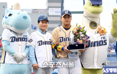 [SS포토]창원시 의로운 시민 표장패 받는 박석민