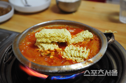 [핵ZONE맛]보글보글 얼큰칼칼 김치찌개 … 추위를 이기는 든든한 한끼