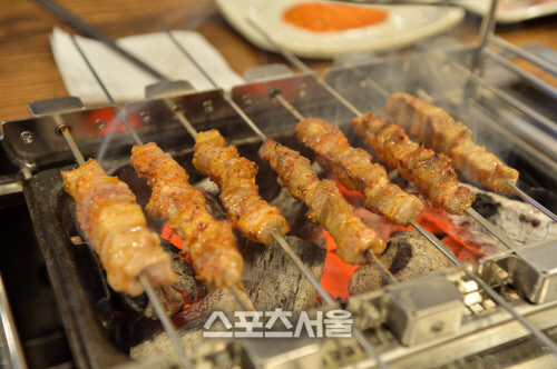[핵ZONE맛집] 꼬치꼬치 캐물어 찾아낸 이름난 양꼬치집