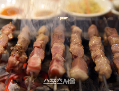 [핵ZONE맛집] 꼬치꼬치 캐물어 찾아낸 이름난 양꼬치집