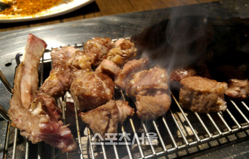 [핵ZONE맛집] 꼬치꼬치 캐물어 찾아낸 이름난 양꼬치집