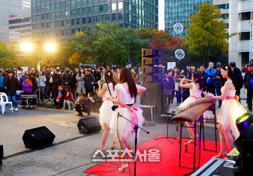 흥겨운 가을날의 다동 무교동 시민 관광객이 하나된 즐거운 전통의 날축제 펼쳐