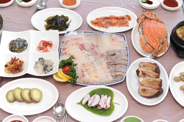 [스포츠서울 고객신뢰도대상: 몽돌밭횟집] 겨울 여행 거제도 맛집에서 맛보는 뜨끈한 대구탕과 자연산회