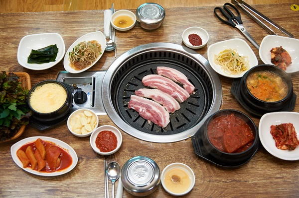 [스포츠서울 고객신뢰도대상: 늘행복식당]겨울 여행객들의 마음 사로잡은 통영 한상차림 맛집