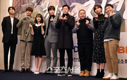 [포토] 최고의 치킨 감독-출연진, 달콤한 하트 포즈