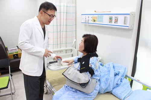 [스포츠서울 고객신뢰도대상:방병원]  환자의 회복 최우선 가치로 둔 척추관절 병원