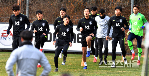 몸푸는 축구대표팀 선수들[포토]