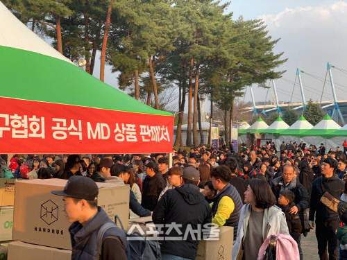 불티나게 팔리는 대표팀 MD…실적은 손흥민 압도적