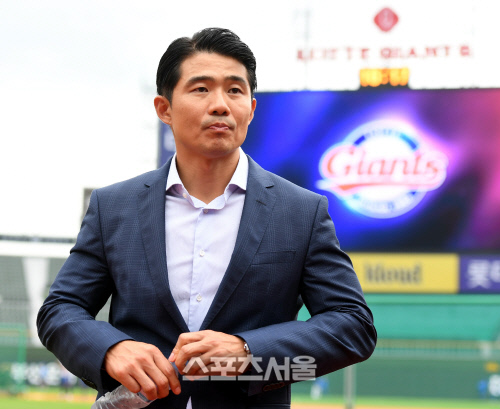 [포토] 성민규 롯데 단장 긴장 되네