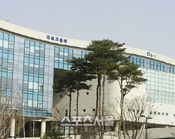 “국장 용돈 좀 챙겨 와라” 국토부 직원 20명 뇌물·향응 무더기 처벌