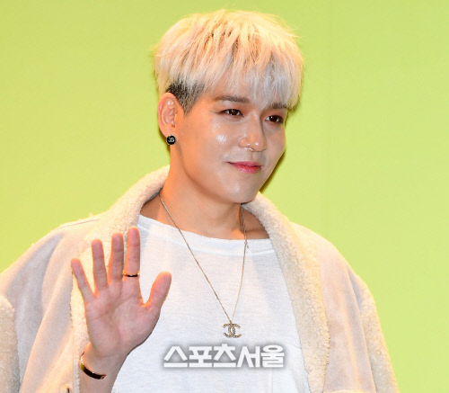 은발로 염색한 강성훈, 용모는 변함이 없네...[포토]