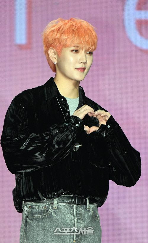 [포토]자몽 컬러 헤어로 컴백한 뉴이스트 렌