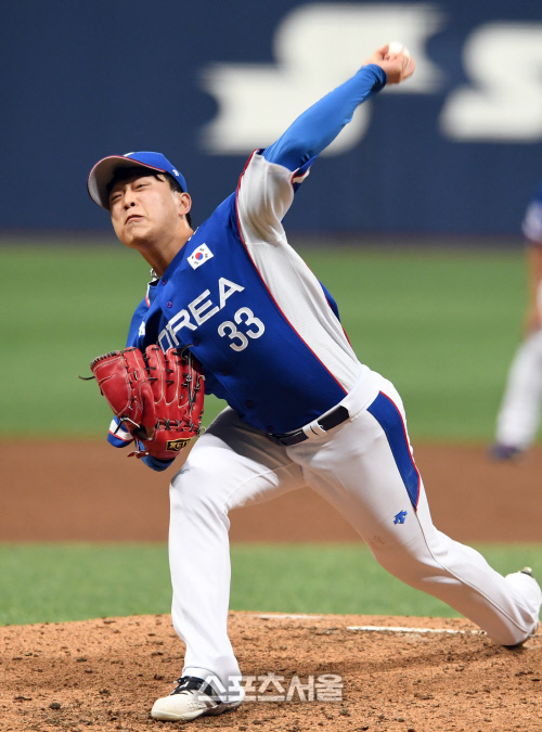[포토]힘차게 공 뿌리는 이승호