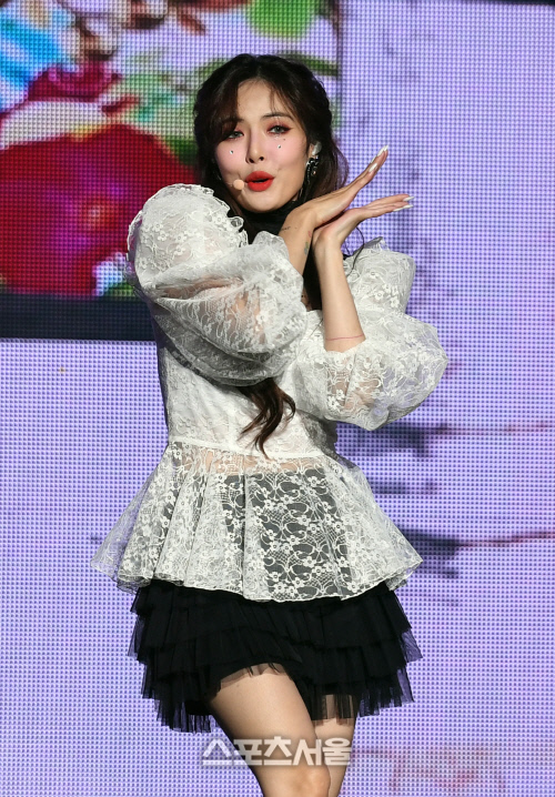 [포토]현아의 플라워 샤워 무대, 상큼하게!