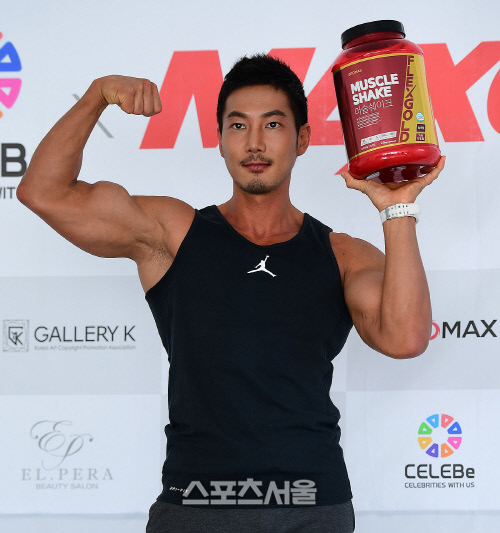 머슬킹 이성현, 완벽한 몸으로 맥스큐 2월호 커버를 장식했죠[포토]