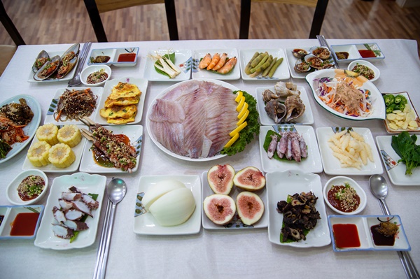 [스포츠서울 고객신뢰도대상: 유명횟집] 여수 가면 맛봐야 할 해녀가 채취한 자연산 회
