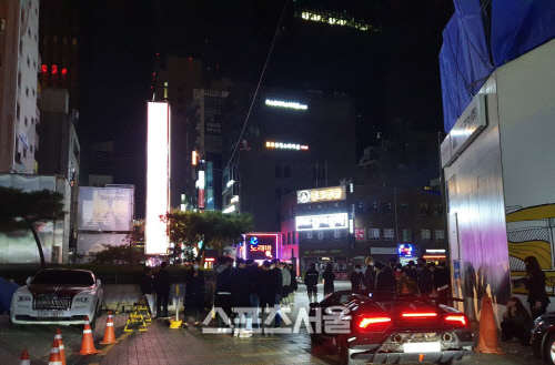 할머니 병문안도 못가는데 클럽·룸사롱이 뭐냐 이태원 發 코로나 확산에 분노