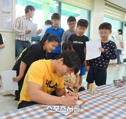 스켈레톤 윤성빈, 방송으로 인연맺은 아동시설 향림원 방문