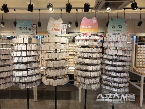[양기자의 똑똑패션] 머리띠, 집게핀, 귀걸이, 양말 4켤레가 배춧잎 한 장에? 못된고양이에서 누리는 만원의 행복