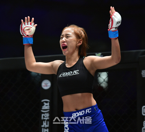 ROAD FC 사상 최단시간 KO승을 보유한 여성파이터 박지수, 키도 작고, 리치도 짧은 신유진은 수월한 상대!