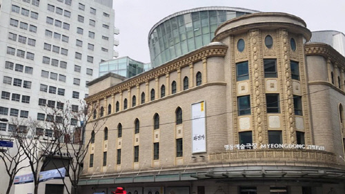 명동예술극장 화재로 내부시설 불타 연극 스카팽 조기종연 결정