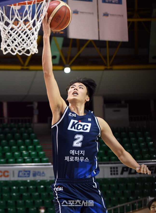 [포토]레이업슛으로 득점하는 KCC 송교창