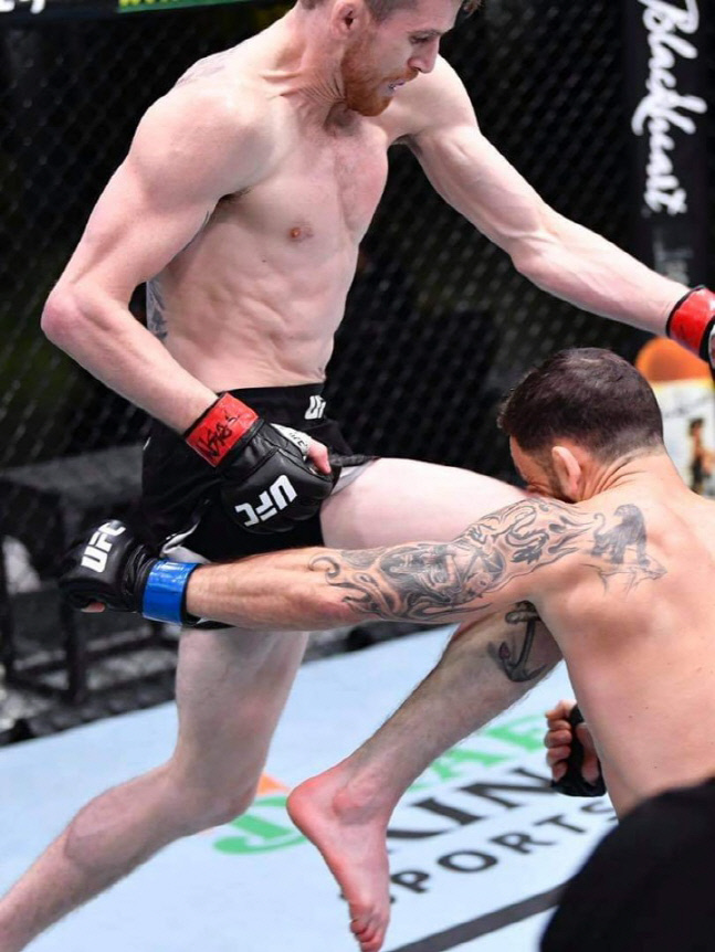 마스비달 데자뷔? 샌드하겐, 전 UFC 챔프 에드가를 28초만에 플라잉니킥으로 격침시켜