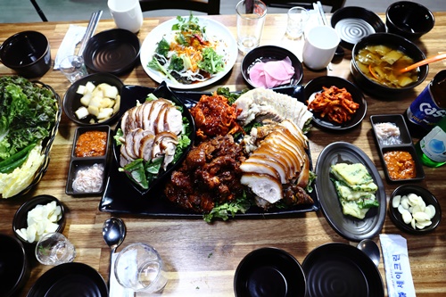 [스포츠서울 고객신뢰도대상: 오감만족 강릉본점]  다양한 스타일의 족발 보쌈 제공