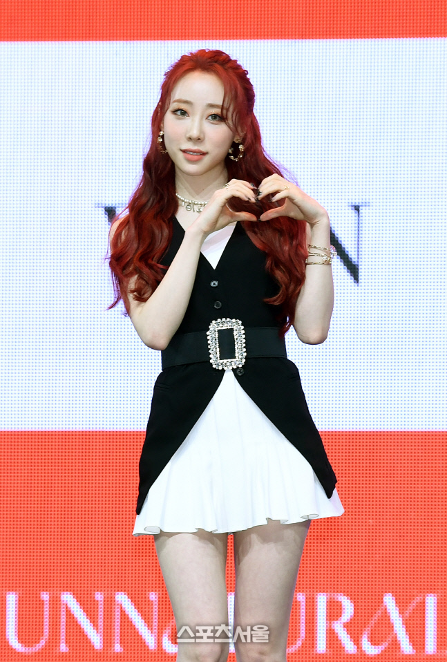 [포토]사랑스런 하트 만들어보이는 우주소녀 연정