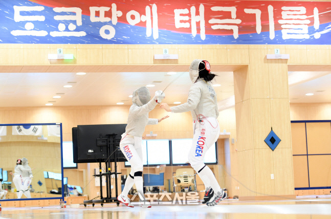 [포토]펜싱 국가대표, 도쿄 땅에 태극기를!